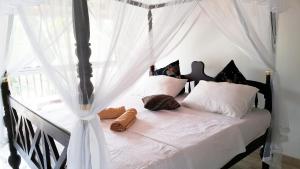 Llit o llits en una habitació de Soorya Guest Mirissa