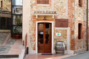 a building with a door and a barrel outside at B&B da Toi in Marostica