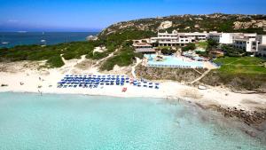 una vista aerea su una spiaggia con un resort di COLONNA GRAND HOTEL CAPO TESTA, a Colonna Luxury Beach Hotel, Santa Teresa Sardegna a Santa Teresa di Gallura