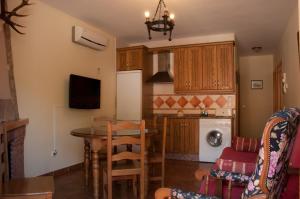 a kitchen with a table and a dining room at Alojamiento aguasblanquillas in Coto Ríos