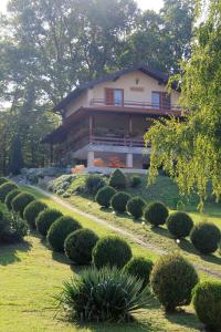 Holiday Home Nina Petrinja في Petrinja: منزل كبير وامامه حديقة