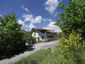 una casa blanca con una valla frente a una carretera en Belvilla by OYO Il Cerro, en Maresca