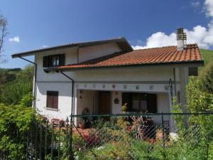 ein kleines weißes Haus mit rotem Dach in der Unterkunft Belvilla by OYO Il Cerro in Maresca