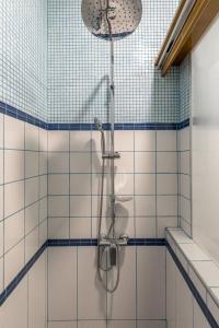 een douche in een badkamer met blauwe en witte tegels bij Studio apartment Džapo in Split +93 foto's