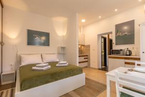 een slaapkamer met een groot bed en een keuken bij Studio apartment Džapo in Split