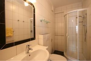 A bathroom at Wellness-Pension Jagahütt'n