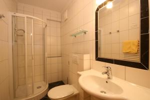 A bathroom at Wellness-Pension Jagahütt'n
