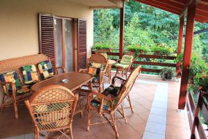 un patio con mesa y sillas en un porche en Holiday Home Nina Petrinja, en Petrinja