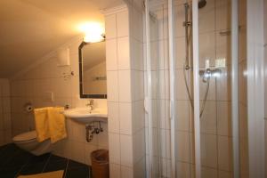 A bathroom at Wellness-Pension Jagahütt'n