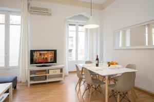 バレンシアにあるAntiguo Reino Apartmentのリビングルーム(白いテーブル、テレビ付)