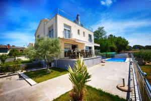 willa z basenem i domem w obiekcie Villa Valerio w Poreču