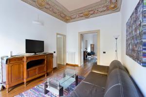 Televízia a/alebo spoločenská miestnosť v ubytovaní Dante Vintage Apartment
