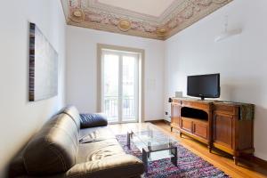 Televízia a/alebo spoločenská miestnosť v ubytovaní Dante Vintage Apartment
