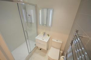Un baño con inodoro, ducha y lavabo. en 3B Soho Studios 3rd floor by Indigo Flats, en Londres