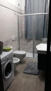 A bathroom at Rooms Loru