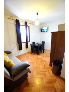 Μια τηλεόραση ή/και κέντρο ψυχαγωγίας στο Apartments LaRoom