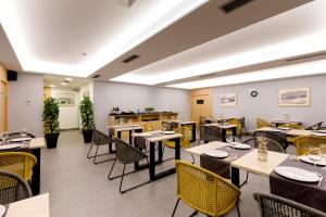 Reštaurácia alebo iné gastronomické zariadenie v ubytovaní Hotel Val Convention