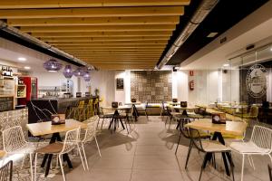 Reštaurácia alebo iné gastronomické zariadenie v ubytovaní Hotel Val Convention