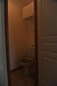 カレーにあるgites des prairiesのバスルーム(トイレ付)、ドアが開きます。