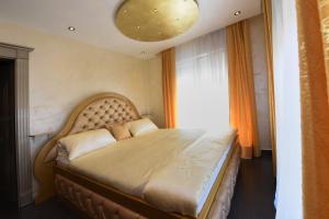 sypialnia z dużym łóżkiem i dużym oknem w obiekcie Villa Valerio w Poreču +37 zdjęć