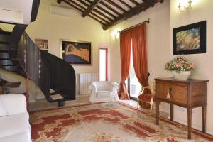 a living room with a couch and a tv and a table at LM Suites Spagna in Rome