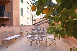 a patio with a table and chairs on a balcony at LM Suites Spagna in Rome