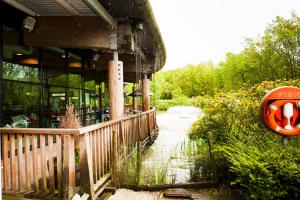 un edificio con una señal a orillas de un río en Days Inn Stafford, en Stafford