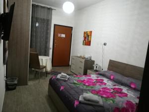 A bed or beds in a room at Rooms Loru