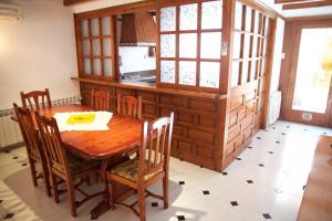 een eetkamer met een houten tafel en stoelen bij Casa Pintor in Sant Sadurní dʼAnoia