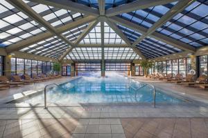 Piscina de la sau aproape de Westgate Park City Resort & Spa