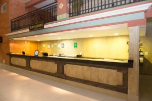 hol z recepcją w budynku w obiekcie Rio Quente Resorts - Hotel Giardino w mieście Rio Quente