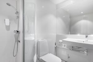 Koupelna v ubytování Quality Hotel Grand Kristianstad