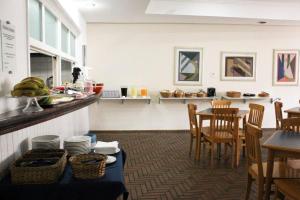蘇馬雷的住宿－蘇馬雷格古奧麗酒店，厨房以及带桌椅的用餐室。