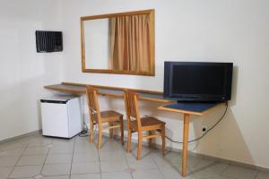 TV a/nebo společenská místnost v ubytování Jaguary Hotel Sumaré