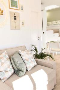 A seating area at Letmalaga Comedy