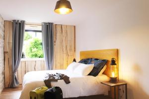 um quarto com uma cama branca e uma janela em Relais Ville Vieille em Ordonnaz