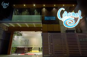 Caramel Hotels في بانغالور: إطلالة على واجهة متجر مع لافتة نيون