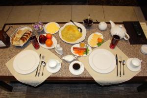 uma mesa com pratos de comida em cima em Avan Plaza Hotel em Yerevan
