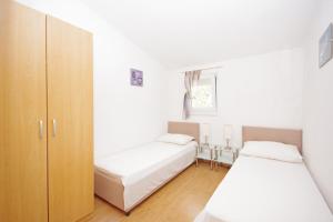 Postel nebo postele na pokoji v ubytování Apartments Bartulić + 37 fotografií