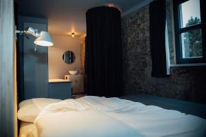 Postel nebo postele na pokoji v ubytování Auberge de l'Abbaye