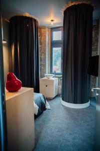 Habitación con baño con lavabo y ventana. en Auberge de l'Abbaye, en Thuin