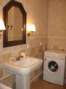 een badkamer met een wastafel en een wasmachine bij Kalbuse House in Treimani