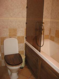 een badkamer met een toilet en een bad bij Kalbuse House in Treimani