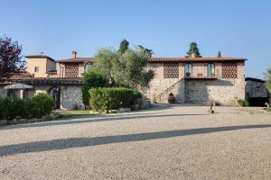 una casa grande con una entrada delante de ella en Agriturismo La Presura, en Strada