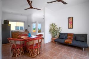 ein Wohnzimmer mit einem Tisch und einem Sofa in der Unterkunft Kaam Accommodations in Puerto Morelos
