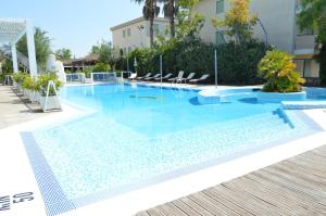 Bazén v ubytování Hotel Excelsior nebo v jeho okolí