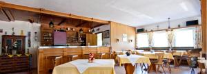 A restaurant or other place to eat at Garni-Appartement Collina