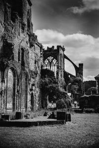 ein schwarz-weißes Foto eines alten Gebäudes in der Unterkunft Auberge de l'Abbaye in Thuin