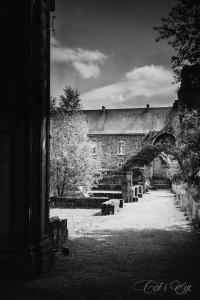 une photo en noir et blanc d'un bâtiment en pierre dans l'établissement Auberge de l'Abbaye, à Thuin