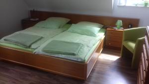 ein Schlafzimmer mit einem Bett und einer Kommode mit einer grünen Lampe in der Unterkunft Ferienwohnung E.F. Schaper in Stadtoldendorf